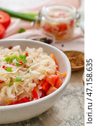 Чаша с вкусной квашеной капустой на фоне гранж, крупным планом. Стоковое фото, фотограф Pixel_shot / Фотобанк Лори
