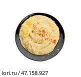 Тарелка с вкусным хумусом и лимоном на белом фоне. Стоковое фото, фотограф Pixel_shot / Фотобанк Лори