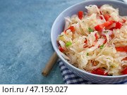 Чаша с вкусной квашеной капустой на цветном фоне. Стоковое фото, фотограф Pixel_shot / Фотобанк Лори