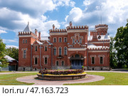 Voronezh, Russia, July 27, 2024: The main entrance to the Oldenburg Palace manor house in the urban-type settlement of Ramon, Voronezh Region. Редакционное фото, фотограф Катерина Белякина / Фотобанк Лори