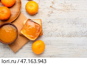 Чаша вкусного мандаринового варенья и хлеба на светлом деревянном фоне. Стоковое фото, фотограф Pixel_shot / Фотобанк Лори