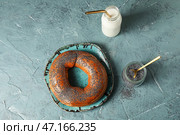 Вкусный рогалик с маком и бутылкой молока на цветном фоне. Стоковое фото, фотограф Pixel_shot / Фотобанк Лори