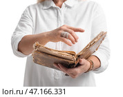 Зрелая женщина со старой эзотерической книгой на белом фоне. Стоковое фото, фотограф Pixel_shot / Фотобанк Лори