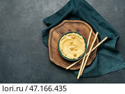 Чаша с вкусным хумусом и крекерами на темном фоне. Стоковое фото, фотограф Pixel_shot / Фотобанк Лори
