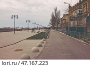 Крым, Евпатория, курорт, набережная, фонари, проезжая часть. Редакционное фото, фотограф Андрей Макаренко / Фотобанк Лори