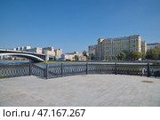 Смотровая площадка на Космодамианской набережной с видом на Большой Краснохолмский мост и Краснохолмскую набережную и жилой дом 1/15. Москва, Россия (2024 год). Редакционное фото, фотограф Елена Коромыслова / Фотобанк Лори