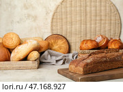 Буханки разного хлеба, круассаны и булочки с корицей на белом столе. Стоковое фото, фотограф Pixel_shot / Фотобанк Лори