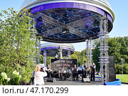 Город Москва. Парк искусств "Музеон". Музыканты играют на концертной площадке (2024 год). Редакционное фото, фотограф Александр Тараканов / Фотобанк Лори