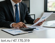 Бизнесмен анализирует финансовые документы, Бухгалтер работает с отчетами и калькулятором, Финансовый аналитик проверяет данные, Работа с бухгалтерией и финансами, Эксперт анализирует финансовые показатели, Человек изучает счета и чеки, Аудит и финансовая отчетность, Финансовое планирование и бюджетирование, Сведение дебета с кредитом, Документы бухгалтера, калькулятор и ручка. Стоковое AI-изображение, AI-художник Сергей Расторгуев / Фотобанк Лори