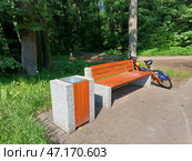 Электровелосипед в лесу. Лосиный остров. Район Гольяново. Москва (2024 год). Редакционное фото, фотограф lana1501 / Фотобанк Лори