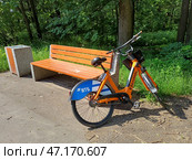 Электровелосипед в лесу. Лосиный остров. Район Гольяново. Москва (2024 год). Редакционное фото, фотограф lana1501 / Фотобанк Лори