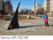 RAMENSKOYE, Russia - March 16, 2025 - Sundial. Mom tells daughter about the sundial. Редакционное фото, фотограф Кутина Татьяна / Фотобанк Лори
