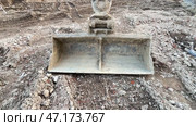 An Excavator Bucket Featured on a Busy Construction Site, Ready for Grading and Digging Work. Стоковое видео, видеограф Vladimir Vintonjak / Фотобанк Лори