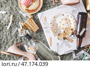 Этаж с ужасным беспорядком в комнате после новогодней вечеринки. Стоковое фото, фотограф Pixel_shot / Фотобанк Лори