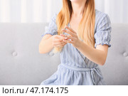 Женщина, снимая ее обручальное кольцо. Концепция развода. Стоковое фото, фотограф Pixel_shot / Фотобанк Лори