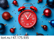 Будильник и новогодний декор на синем фоне. Стоковое фото, фотограф Pixel_shot / Фотобанк Лори
