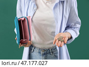 Молодая женщина с пустым кошельком и счетами на зеленом фоне, крупным планом. Концепция роста цен. Стоковое фото, фотограф Pixel_shot / Фотобанк Лори