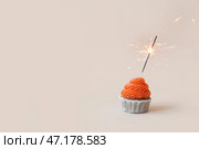 Вкусный дневник с петардой на бледно-оранжевом фоне. Стоковое фото, фотограф Pixel_shot / Фотобанк Лори
