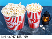 Ведра с вкусным попкорном, фонарь и паук на голубом фоне, крупным планом. Празднование Хэллоуина. Стоковое фото, фотограф Pixel_shot / Фотобанк Лори