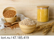 Чаша с перловой крупой и колосками на деревянном фоне. Стоковое фото, фотограф Pixel_shot / Фотобанк Лори