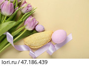 Тюльпаны с яйцами и шекарбурой на бежевом фоне. Празднование Новруз Байрам. Стоковое фото, фотограф Pixel_shot / Фотобанк Лори