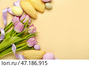 Тюльпаны с яйцами и шекарбурой на бежевом фоне. Празднование Новруз Байрам. Стоковое фото, фотограф Pixel_shot / Фотобанк Лори