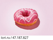 Вкусный глазированный пончик на розовом фоне. Стоковое фото, фотограф Pixel_shot / Фотобанк Лори