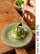 Женщина ест вкусный холодец из тарелки. Стоковое фото, фотограф Pixel_shot / Фотобанк Лори