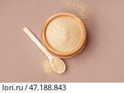 Деревянная чаша и ложка семян амаранта на цветном фоне. Стоковое фото, фотограф Pixel_shot / Фотобанк Лори
