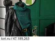 Манекен со стильной одеждой в студии модельера, крупным планом. Стоковое фото, фотограф Pixel_shot / Фотобанк Лори