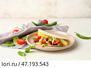 Тарелка с вкусным вегетарианским тако на светлом фоне. Стоковое фото, фотограф Pixel_shot / Фотобанк Лори