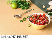 Чаша вкусной сальсы Пико де Галло на цветном фоне. Стоковое фото, фотограф Pixel_shot / Фотобанк Лори