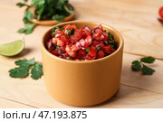 Чаша вкусной сальсы Пико де Галло на столе. Стоковое фото, фотограф Pixel_shot / Фотобанк Лори