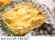 Форма для выпечки с вкусным жульеном на столе, крупным планом. Стоковое фото, фотограф Pixel_shot / Фотобанк Лори