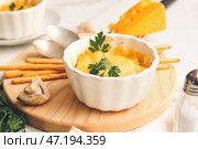 Рамекин с вкусным жульеном и ингредиентами на светлом фоне. Стоковое фото, фотограф Pixel_shot / Фотобанк Лори