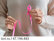 Женщина с розовой лентой, крупным планом. Концепция осведомленности рака груди. Стоковое фото, фотограф Pixel_shot / Фотобанк Лори