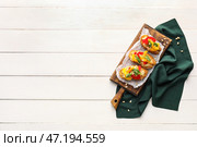 Вкусные брускетты с болгарским перцем и хумусом на светлом деревянном фоне. Стоковое фото, фотограф Pixel_shot / Фотобанк Лори