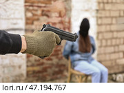 Террорист целится в заложницу на улице. Стоковое фото, фотограф Pixel_shot / Фотобанк Лори