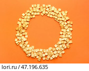 Рамка из вкусных сухарей на цветном фоне. Стоковое фото, фотограф Pixel_shot / Фотобанк Лори