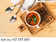 Кастрюля вкусного чечевичного супа на столе. Стоковое фото, фотограф Pixel_shot / Фотобанк Лори