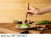 Женщина ест вкусный холодец из тарелки. Стоковое фото, фотограф Pixel_shot / Фотобанк Лори