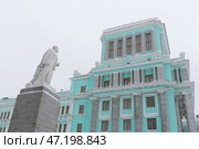 Город Норильск, Красноярский край, Россия. Памятник Владимиру Ленину на Октябрьской площади. Красивое величественное здание в архитектурном стиле советского неоклассицизма. Редакционное фото, фотограф Андрей Степанов / Фотобанк Лори