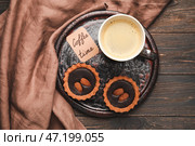 Чашка свежесваренного кофе и печенье на деревянном столе. Стоковое фото, фотограф Pixel_shot / Фотобанк Лори