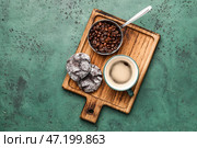 Чашка свежесваренного кофе и печенье на цветном фоне. Стоковое фото, фотограф Pixel_shot / Фотобанк Лори