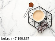 Чашка свежесваренного кофе на мраморном фоне. Стоковое фото, фотограф Pixel_shot / Фотобанк Лори