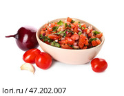 Чаша вкусной сальсы Пико де Галло на белом фоне. Стоковое фото, фотограф Pixel_shot / Фотобанк Лори