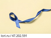 Голубая лента на цветном фоне. Концепция рака толстой кишки. Стоковое фото, фотограф Pixel_shot / Фотобанк Лори