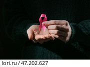 Женщина с розовой лентой, крупным планом. Концепция осведомленности рака груди. Стоковое фото, фотограф Pixel_shot / Фотобанк Лори