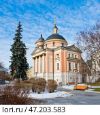 Храм Варвары Великомученицы на Варварке (вид со стороны парка Зарядье). Зимний день. Москва. Редакционное фото, фотограф E. O. / Фотобанк Лори