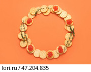 Рамка из вкусных крекеров с красной икрой и тимьяном на цветном фоне. Стоковое фото, фотограф Pixel_shot / Фотобанк Лори